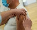 Symbolbild: Marcus Brandt/dpa
Ein Mann lässt sich gegen das Coronavirus impfen.