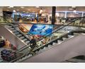 Archivbild: Florian Miedl/fph
Im April hatte die Frey-Gruppe gegen die Schließung ihrer Kaufhäuser geklagt. Vergeblich. Dieses Bild zeigt Hausleiter Tobias Kastner bei einem Kontrollgang im Marktredwitzer Modehaus während des Lockdowns Anfang 2021.