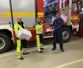 Bild: aub
Marko Frischholz und Melanie McVeigh bei der Übergabe an den Kommandanten Andreas Ringlstetter. (von links).