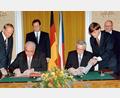 Archivbild: Dolezal/epa/dpa
Bundeskanzler Helmut Kohl (links) und der tschechische Ministerpräsident Vaclav Klaus (rechts) unterzeichnen am 21. Janur 1997 im Liechtenstein-Palais in Prag die deutsch-tschechische Erklärung. Im Hintergrund stehen der damalige Bundesaußenminister Klaus Kinel (links) und sein tschechischer Amtskollege Josef Zieleniec (rechts).