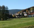 Archivbild: roh
Friedenfels am Südhang des Hohen Steinwalds verwöhnt nicht nur im Sommer mit viel Sonne und bester Aussicht. Das wissen auch Zugezogene zu schätzen.