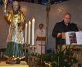 Bild: jr
Mit Texten und Liedern wurde in einer gut einstündigen Auszeit des heiligen Franz von Sales gedacht. Mit dabei war unter anderem das Auszeit-Team um Wolfgang Sausner (am Pult) sowie Pfarrseelsorger Pater Benedikt Leitmayr.