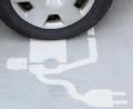 Symbolbild:  Sebastian Kahnert/dpa
Langsames Laden schont den Akku eines Elektroautos.