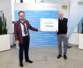 Bild: Stephanie Gräß
Amtsleiter Achim Uhl übergibt den Spendenscheck an Georg Franz Fröhler, den Vorsitzenden des Hospizvereins Amberg.