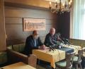 Bild: gib
Ex-OB Joachim Wolbergs (rechts) und sein Anwalt Peter Witting beantworten die Fragen der Journalisten in der Gaststube eines Hotels. Hinter ihnen hängt ein Kupferstich der Stadt Regensburg.
