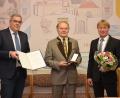 Bild: bnr
Für sein ehrenamtliches Engagement und seine 40-jährige Tätigkeit als Wetterbeobachter wurde Hermann Haas mit der Bundesverdienstmedaille ausgezeichnet. Zur Ehrung gratulierten Detlef Aßmann (links), Leiter der Regionalen Messnetzgruppe des DWD, und Bürgermeister Markus Schiesl (rechts).