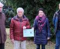 Bild: Klinikum/Uschold/exb
Kassier Diethard Glase und Vorsitzender Rainer Hack von den Amberger Eisenbahnfreunden übergaben eine Spende an Flika-Vorsitzende Margit Meier, im Beisein von Flika-Kassier Oskar Schmidt.
