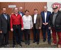 Bild: Andreas Royer
Gratulationscour für Franz Kick zum 85. Geburtstag mit (von links) Altlandrat Armin Nentwig, Knappnesia-Präsident Chris Kellner, Sparkassendirektor a. D. Walter Schlenk, Monika Kick, Jubilar Franz Kick, Landrat Richard Reisinger sowie Sepp Lösch von der TG Edelweiß als Vertreter der zahlreichen Gratulanten aus der Vereinswelt.