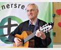 Archivbild: ubb
Pfarrer Josef Triebenbacher greift gerne zur Gitarre. Noch heuer geht er in Ruhestand.