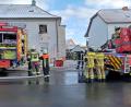 Bild: fpoz
Beträchtlicher Schaden entstand bei einem Wohnungsbrand in Waldershof. 25 Feuerwehrleute waren im Einsatz und hatten die Flammen rasch unter Kontrolle.