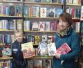 Bild: gis
Selma Markhof, Leiterin des Fichtelberger Bücherstadls und Noah, eifriger Bücherstadl-Besucher, freuen sich schon auf weitere Bücher der Reihe "Max..." und "Die Drei ???".