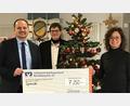 Bild: Volksbank Raiffeisenbank Nordoberpfalz/exb
Privatkundenbetreuer Michael Preisinger, Geschäftsstellenleiter Egbert Häckl und Privatkundenbetreuerin Daniela Gräf-Giehl (von links) mit dem symbolischen Scheck über 7250 Euro.