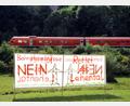 Archivbild: Stephan Huber
Plakate gegen die Bahnstromtrasse im Lehental. „Bahnstromtrasse Nein – Rettet das Lehental“ steht auf Transparenten. Jetzt soll der Widerstand gegen die geplanten Bahnstrom-Freileitungen erneut Fahrt aufnehmen.