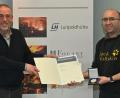 Bild: gf
LH-Geschäftsführer Frank Schild (links) überreichte seinem Mitarbeiter Tobias Amberger (rechts) das Ehrenzeichen des Kuratoriums der Bayerischen Wirtschaft für vorbildlichen Einsatz um das Gemeinwohl.