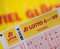 Symbolbild: Swen Pförtner/dpa
Der Lotto-Jackpot wird geteilt.