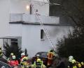 Bild: jma
Aus dem Fenster im Untergeschoss drang beim Eintreffen der Rettungskräfte dichter Rauch. Die Bewohner des Hauses in Grafenwöhr waren vor dem Feuer auf den Balkon geflüchtet.