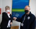 Bild: Fabian Matschke/BRK/exb
BRK-Präsidentin Angelika Schorer besuchte am Freitag das Impfzentrum Waldsassen. Dabei sprach sie sich für eine allgemeine Impfpflicht aus. Mit im Bild Dr. Hans-Joachim Zebisch.