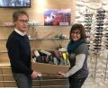Bild: Optiker Scharf/exb
Optiker Jürgen Scharf nimmt die gesammelten Brillen von Gabriele Fröhler von der KAB Dürnsricht-Wolfring entgegen.