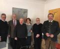 Bild: ihl
Paul Schinner feiert 85. Geburtstag. Zum Ehrentag gratulieren Pfarrer Hannes Lorenz (links), Karl Beer, Bürgerverein (Zweiter von links), Gerhard Wellnhofer, Lions-Club(Zweiter von rechts) und Bürgermeister Frank Zeitler (rechts). Mit im Bild Theresia Schinner.