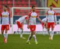 Bild: Armin Weigel/dpa
Am Ende war es nur noch Frust: Die Jahn-Spieler (Benedikt Saller in der Mitte) nach der 1:2-Niederlage gegen Holstein Kiel. Die 1:0-Führung reichte den Regensburgern nicht.