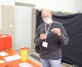 Bild: fks
Dr. Lothar Goedecke bereitet eine Impfung mit dem Vakzin Corminaty der Firmen Biontech und Pfizer vor. Der Tirschenreuther Chirurg impfte am Samstag in Erbendorf 39 Personen. Darunter waren auch zwei Erstimpfungen.