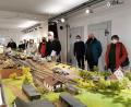 Bild: &quot;Leben plus&quot;/exb
Eine große Resonanz erfuhr „Leben plus“ mit der Einladung zur Museumsquartier-Sonderausstellung „Eisenbahn bewegt“. Reinhard Legat (Dritter von rechts) und Christoph Eckert (Vierter von rechts) von den Eisenbahnfreuden erklärten die Anlage.