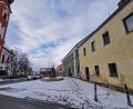 Bild: gz
Die ramponierte Fassade des Zierer-Anwesens direkt neben dem Rathaus ist weder für Gäste noch für die Bevölkerung ein schöner Anblick.2022 gehen die Umbaumaßnahmen weiter.