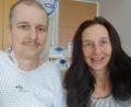 Bild: Manuela B./exb
Thomas und Manuela nach der OP in der Universitätsklinik Regensburg: Die Geschwister sind zu diesem Zeitpunkt noch erschöpft, aber froh, dass die komplizierte Organspende gut über die Bühne gegangen ist.