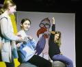 Bild: Gabi Schönberger
Auch Nea (rechts) und Emilia (Mitte) der Klasse 6a von der Sophie-Scholl-Realschule in Weiden beteiligten sich am Präventionstheater "Pleitegeier" im Juz, das sich mit dem Thema Armut auseinandersetzte.