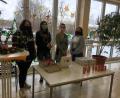 Bild: Staatliches Berufliches Schulzentrum Sulzbach-Rosenberg/exb
Bei einer Aktion in der Vorweihnachtszeit verkauften Schülerinnen der Klasse EV 12 der Berufsfachschule für Ernährung und Versorgung Nikoläuse aus fairem Handel.