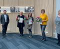 Bild: Tobias Reitmeier/exb 
Bürgermeister Peter Neumeier und die Leiterin des Kindergartens Villa Kunterbunt, Sabine Nickert (rechts), rahmen die Jubilarinnen Andrea Hasenkopf (zweite von links), Iris Zinkl (Mitte) und Sabine König (Zweite von rechts beim Erinnerungsfoto ein.