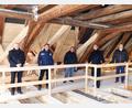 Bild: jp
Bewunderten den sanierten Dachstuhl der Kastler Klosterburg (von links): Abteilungsleiter Peter Thumann von der Regierung, Baudirektor Christian Kopf und Leitender Baudirektor Roman Beer vom Staatlichen Bauamt, Regierungspräsident Axel Bartelt und Bürgermeister Stefan Braun.