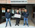 Bild: lg
Der Tischpräsident von Round Table 185 Schwandorf, Benedikt Gruber, (links) überreichte zusammen mit seinem Stellvertreter Anno Becker (rechts) einen Scheck über 5000 Euro an den Vorsitzenden der Oberviechtacher Tafel, Friedrich Keller.