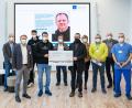 Bild: Michael Vogl
Johannes Karzmarczyk (Dritter von links) und Daniel Hoffmann (Vierter von links) übergaben den Scheck an Geschäftsführer Martin Baumann (Zweiter von links) und den Vorsitzenden des Fördervereins, Andreas Wopperer (Sechster von links).