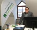 Bild: Portner
Ab sofort mit Blick zu Maibaum und Marktplatz: ILE-Regionalmanager Christian Karl hat sein neues Büro im Obergeschoss des Oberviechtacher Rathauses bezogen.