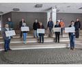 Bild: eib
Für jeden der Empfänger (erste Reihe) gab es einen Scheck über 684 Euro. Im Bild dahinter die sechs Stadträte, die ihr Sitzungsgeld gespendet haben.