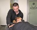 Bild: ubb
Es gibt physiotherapeutische Behandlungsmöglichkeiten, die Krebspatienten helfen können, sich besser zu fühlen und die sie stärken können für die Krebstherapien. Am Beispiel seiner Mitarbeiterin Sandra Grünauer zeigt Matthias Gradl eine von vielen Techniken, die er als Onkologischer Fachphysiotherapeut anwendet.
