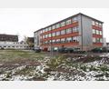Bild: Gabi Schönberger
Die Generalsanierung der Pestalozzi-Mittelschule braucht einen langen Atem. Im Juni könnte Baubeginn für den neuen Klassentrakt sein. Vor allem die Schüler, die vorübergehend in Containern (links) untergebracht sind, sehnen den Umbau herbei.