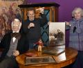 Bild: Petra Hartl
Als lebensgroße Figur ist "Papa Schmid", der Gründer des Münchner Marionettentheaters, ins Stadtmuseum eingezogen. Erschaffen haben ihn Marionettentheater-Intendant Siegfried Böhmke, der eine alte Marionette des Kasperl Larifari in den Händen hält, und Kostümbildnerin Eva Richter.