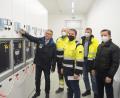 Bild: ws
Unbemerkt von der Öffentlichkeit hat das neue Schaltwerk schon im November seine Arbeit aufgenommen. Trotzdem durfte Bürgermeister Franz Stahl nochmal offiziell auf den Startknopf drücken. Im Bild (von links) Franz Stahl mit Bauleiter Karl Schwägerl, dem Leiter der Stromversorgung, Tobias Schwägerl, Stadtwerkeleiter Thomas Kraus und dem Stadt-Geschäftsleiter Markus Bergauer.