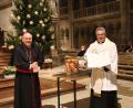 Bild: Armin Hofbauer/Bistum Regensburg/exb
Im Anschluss an seine Vesper zum Jahrestag seiner Bischofsweihe ehrte Bischof Rudolf Voderholzer (links) den Nabburger Pfarrer Hannes Lorenz.