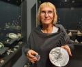 Bild: Joachim Walther/exb
Andrea Bäuml mit dem größten und kleinsten Perlmuttknopf der Welt.