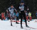 Bild: chl
Beim Skilanglaufrennen am Rotbühl in Hirschau ergeben sich spannende Positionskämpfe. Hier der Hirschauer Trainer Johannes Pfab (141) mit Denniz Bothner (139, ebenfalls SCMK). Pfab gewinnt die Klasse H31 und läuft über die 8,3 km die zweitschnellste Zeit hinter Tobias Buschek aus Furth im Wald