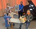 Bild: R. Kreuzer
Vorne die Kinder von links: Liv, Eva, Helena, dahinter Cornelia Kick und Heiner Balk.