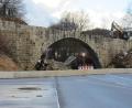 Bild: aks
80 Jahre hat die Bogenbrücke bei Mönlas den Verkehr der B 85 getragen. Jetzt macht sie einem Neubau Platz.