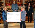 Bild: R. Kreuzer
Den Scheck halten: Pfarrgemeinderatssprecherin Regina Frischholz und Barbara Faltenbacher von der Maltesergruppe. Von links hinten Evi Sellmeyer, Pfarrer Berthold Heller –mitte- Simone Opitz und Monika Lärmer. (alle im Pfarrgemeinderat).
Falls das Bild zu breit, links und rechts jeweils eine Person abschneiden.