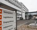 Bild: Gabi Schönberger
Nicht jeder Pfeil am Eingang des Klinikums Weiden steht für einen Sanierungsfall. Ein neues Team an der Spitze soll aber trotzdem Dutzende Projekte innerhalb von Organisation und Pflege umsetzen.