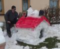 Bild: gis
Martin Nickl hat aus Schnee Snoopy auf seiner Hundehütte geformt.