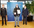 Bild: Polizeipräsidium Oberpfalz/exb
Bei der Übergabe der Urkunde und Medaille (von links): Polizeivizepräsident Thomas Schöniger, Andreas Spitzner und Polizeipräsident Norbert Zink.