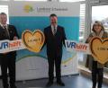 Bild: Hans Prechtl/exb 
Symbolische Spendenübergabe: Landrat Thomas Ebeling, der Vorstandssprecher VR Bank Mittlere Oberpfalz, Bernhard Werner, und Gisela Pöhler vom Hospizverein Schwandorf (von links).